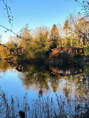 'Little Grebe' - Secluded Rustic Lodge - Fishermans delight.
